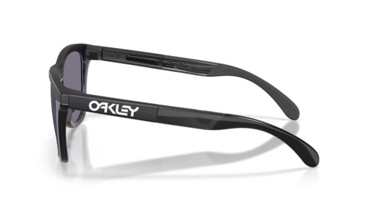 Óculos Solar Esportivo OAKLEY OO9503 (FROGSKINS) 58-17 0658 (Acetato Preto Fosco Superior e Preto Brilhante Inferior/Prizm Cinza)
