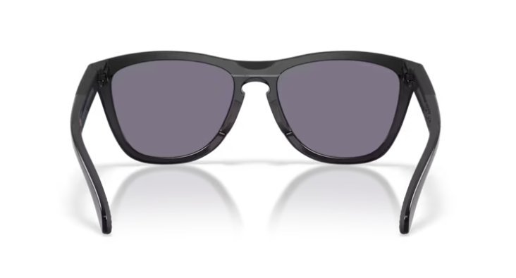 Óculos Solar Esportivo OAKLEY OO9503 (FROGSKINS) 58-17 0658 (Acetato Preto Fosco Superior e Preto Brilhante Inferior/Prizm Cinza)