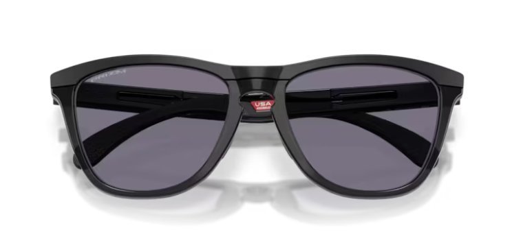 Óculos Solar Esportivo OAKLEY OO9503 (FROGSKINS) 58-17 0658 (Acetato Preto Fosco Superior e Preto Brilhante Inferior/Prizm Cinza)