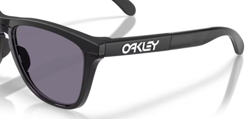 Óculos Solar Esportivo OAKLEY OO9503 (FROGSKINS) 58-17 0658 (Acetato Preto Fosco Superior e Preto Brilhante Inferior/Prizm Cinza)