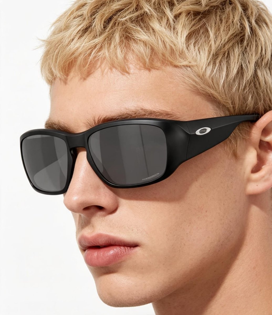 Óculos Solar Esportivo OAKLEY OO9521 (TOURNIQUET) 57-17 0357 (Acetato Preto Fosco/Prizm Espelhado Prata)