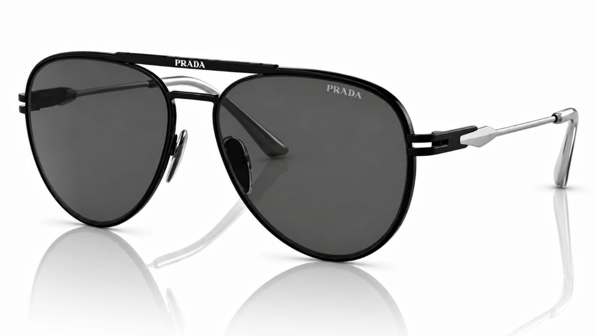 Óculos Solar PRADA SPR 54Z 57-16 1BO-5S0 (Metal Preto Fosco com Hastes em Preto e detalhes Prata/Lentes Cinza)