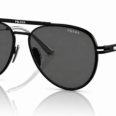 Óculos Solar PRADA SPR 54Z 57-16 1BO-5S0 (Metal Preto Fosco com Hastes em Preto e detalhes Prata/Lentes Cinza)